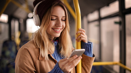 transport-woman-phone-248917075-web-1500px.jpg
