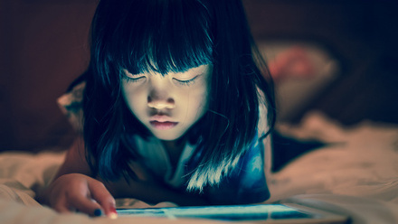 Kid-tablet-193959517-web-1500px.jpg