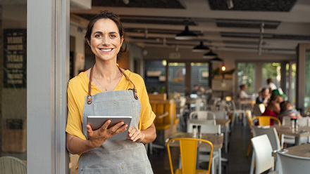 Cafe-tablet-people-302682764-web-1500px.jpg