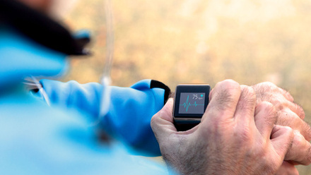 Health-man-smart-measuring-heart-rate-911280718.jpg