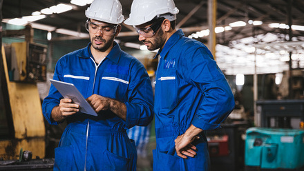 Worker-technology-tablet-345603722-web-1500px.jpg