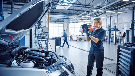 technology-shop-women-341430145-web-1500px.jpg