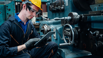 worker-enabling-tech-322356938-web-1500px.jpg
