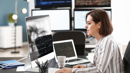 Work-women-259736737-web-1500px.jpg